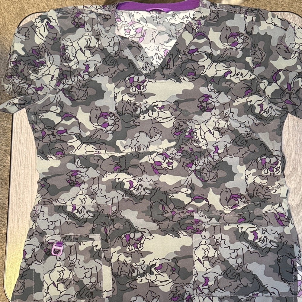 Carhartt Women's Gray Floral Camo and heartsoul tropical scrub top medium - Picture 2 of 5